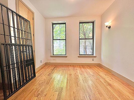 5th image of 131 Menahan St APT 3R