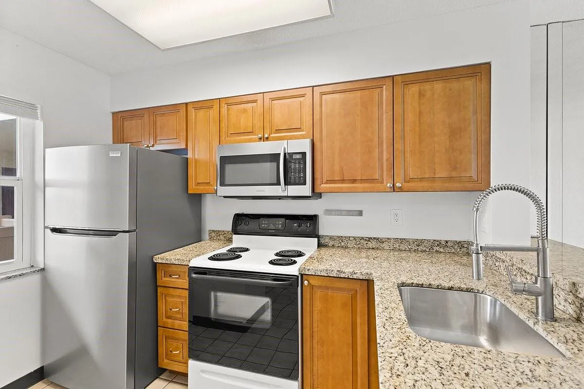 2 bed, 2.0 bath, 770 sqft, $1,900 — Photo 4