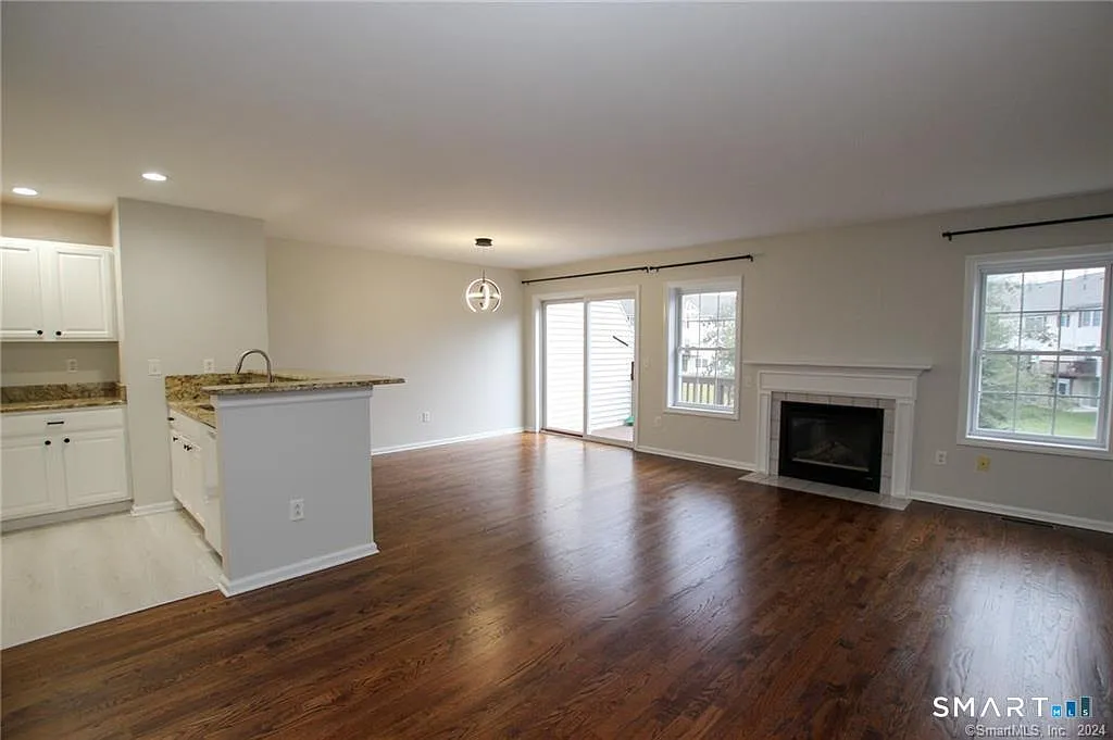 2 bed, 2.5 bath, 1650 sqft, $3,100 — Photo 2