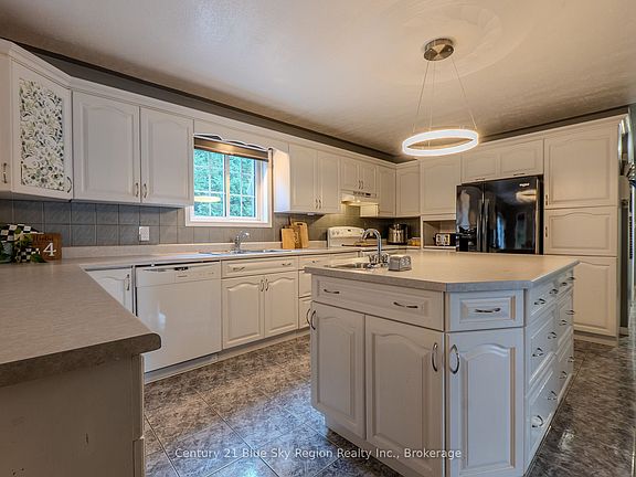 3rd image of 650 Coursol Rd