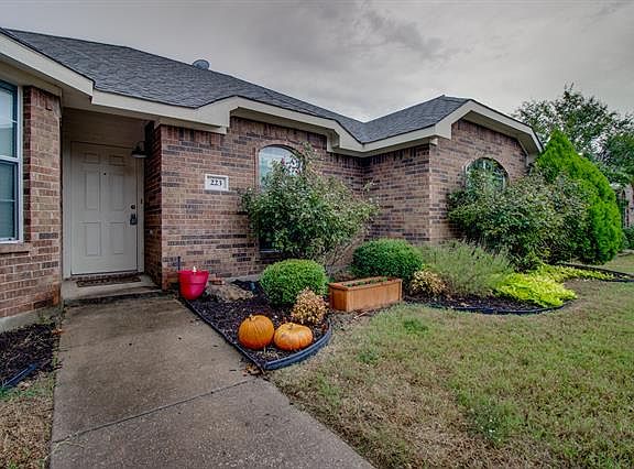 5th image of 223 Shady Oaks Ln