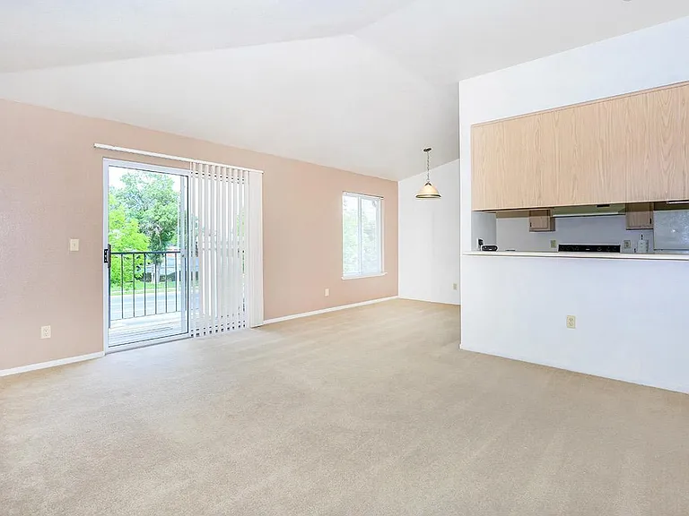 5150 N Valentine Ave — Photo 1
