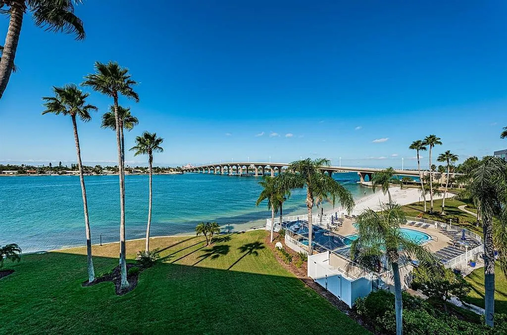 2 bed, 2.0 bath, 1080 sqft, $7,860 — Photo 1