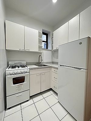 3rd image of 438 E 89th St APT 5c