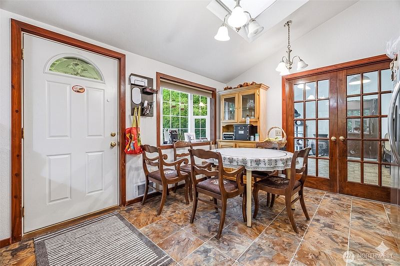 4th image of 592 Sprague Valley Drive