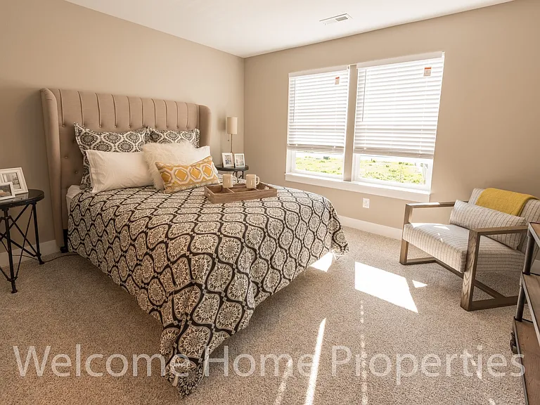 2 NE Hadley Way — Photo 3