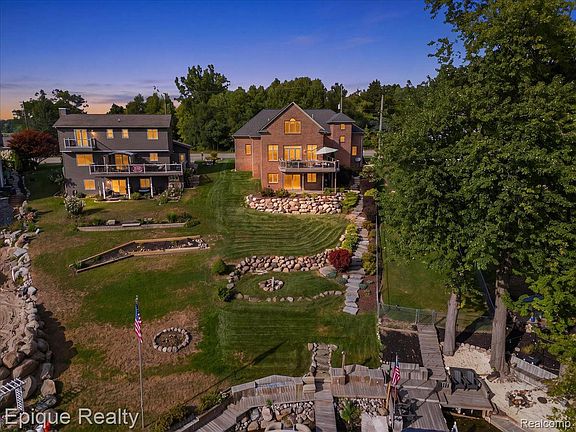 2nd image of 395 Indianwood Rd