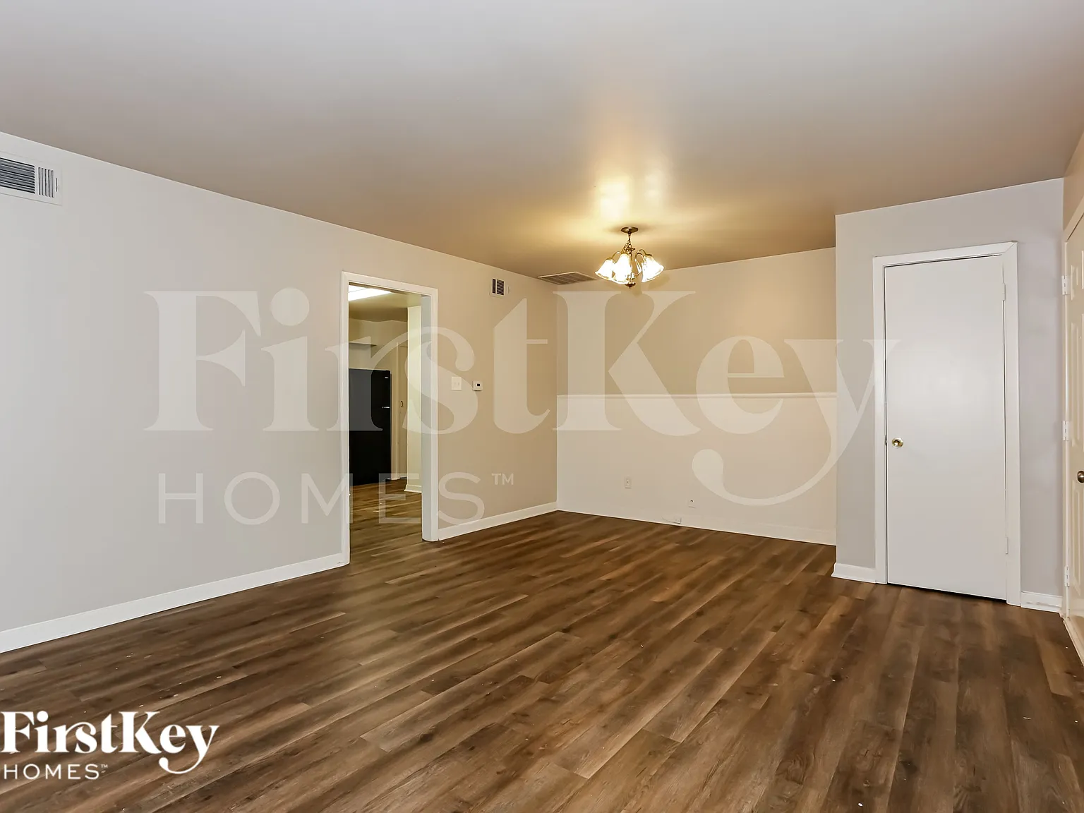 3 bed, 1.0 bath, 1080 sqft, $1,920 — Photo 3