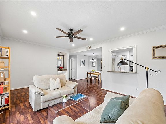 3rd image of 1100 Augusta Dr APT 25