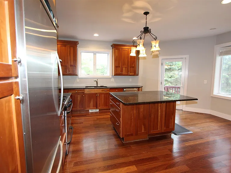 1090 Oakwood Dr — Photo 7