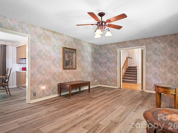 4th image of 1009 Springs Rd