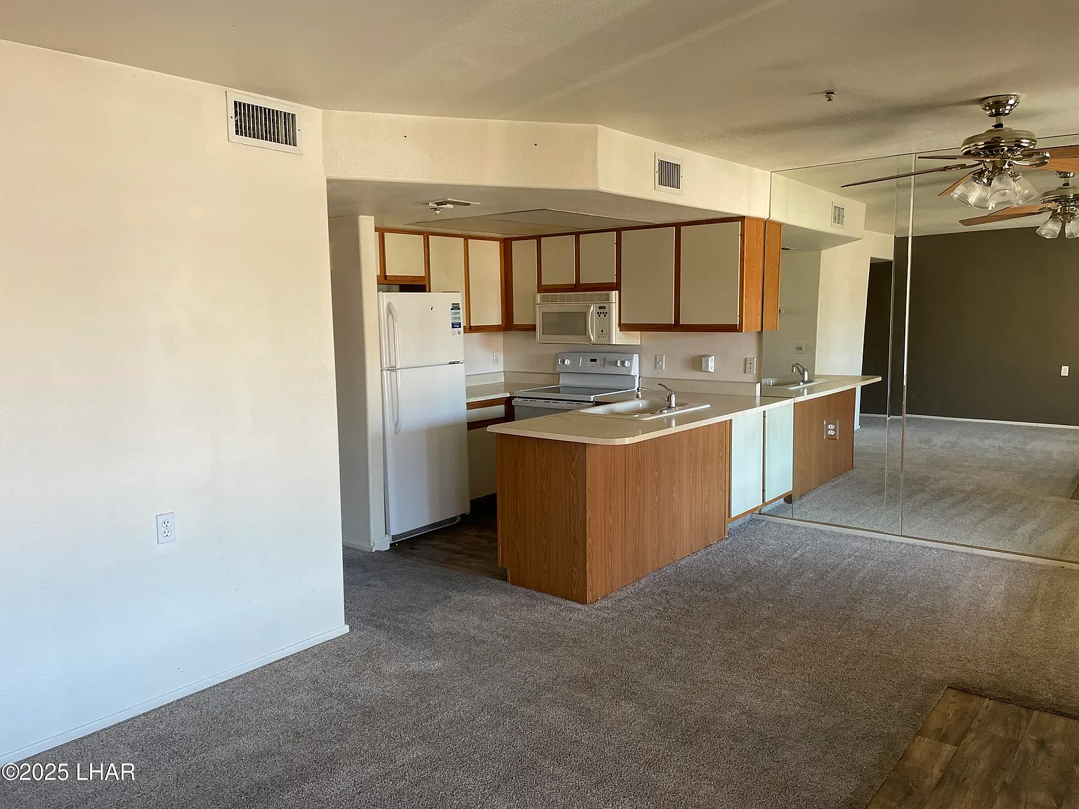 1 bed, 1.5 bath, 651 sqft, $1,250 — Photo 4
