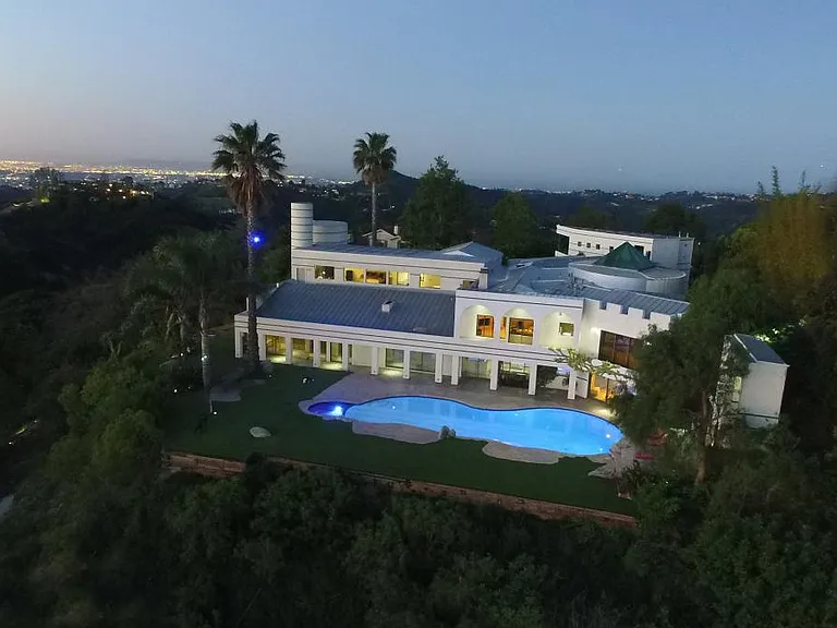 13318 Mulholland Dr — Photo 28