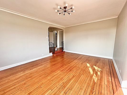 3rd image of 135 W 225th St APT E