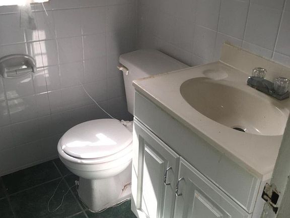 5th image of 5762 Begonia Rd
