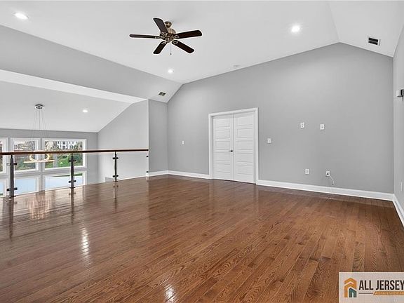 5th image of 19 Utica Rd