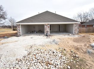 201 Hindman Dr, Prairie Grove, AR 72753