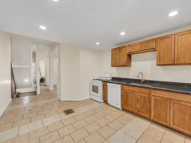 340 Ophelia St — Photo 6