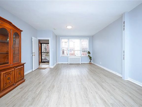 3rd image of 35 Bay 8 St