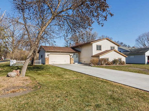 3rd image of 4216 Estate Dr N