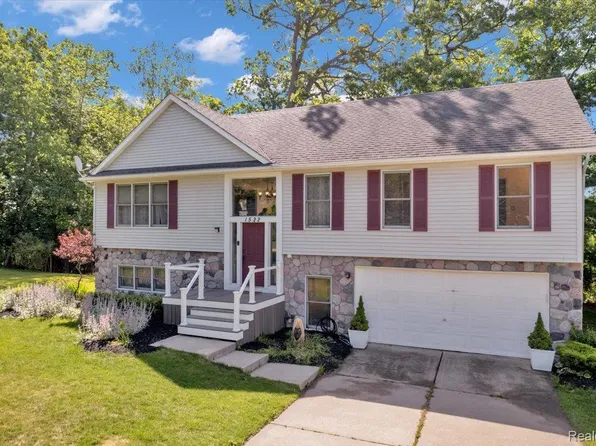 1522 Oregon Ct, Waterford, MI 48327