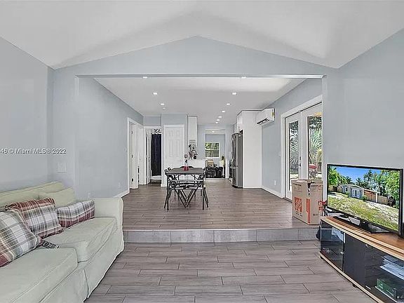 5th image of 1025 SE 15th Ter Floor 33312