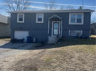 421 W 8th St, Cameron, MO 64429