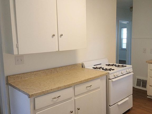 3rd image of 206 Polk St