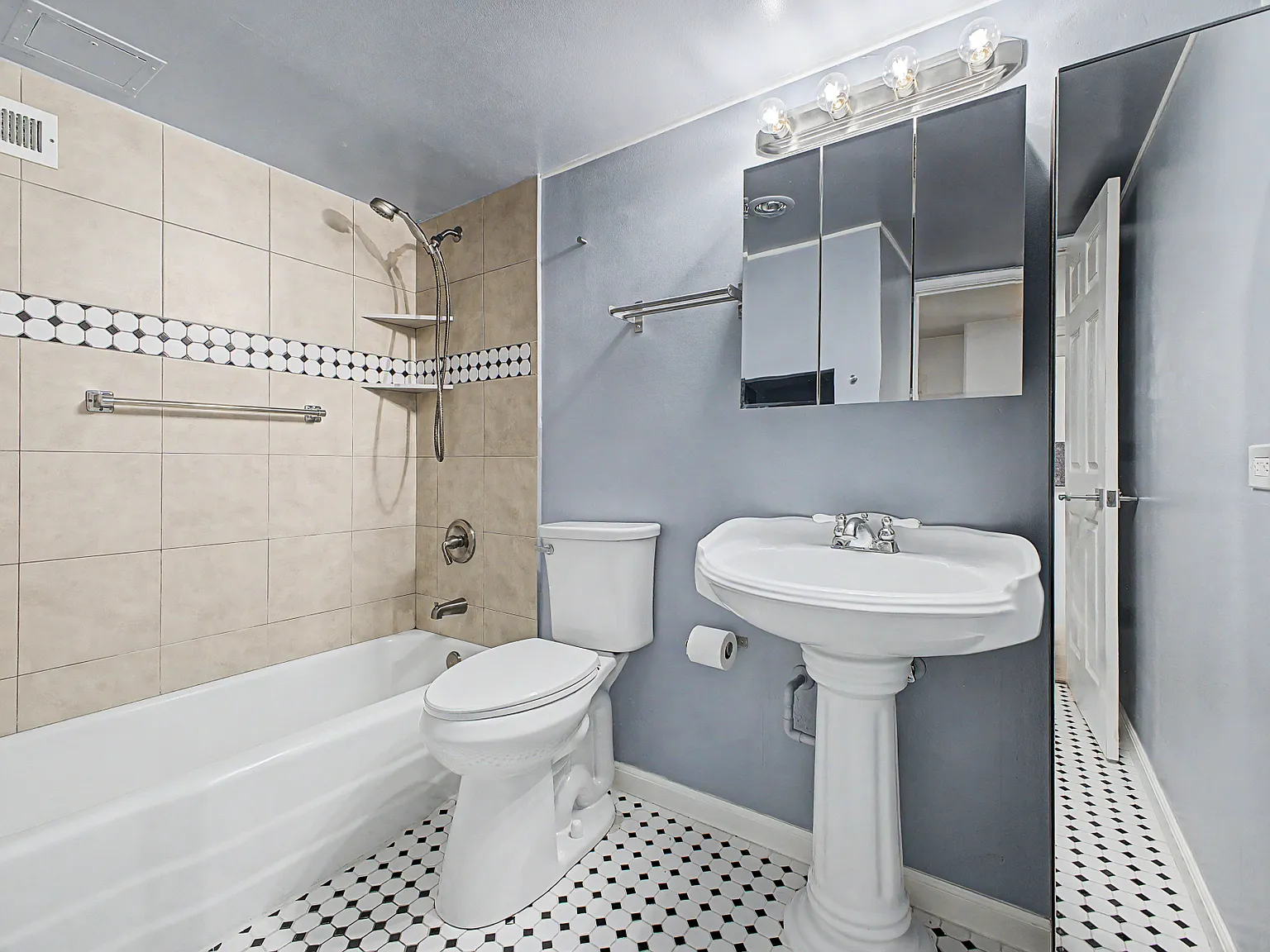 207 West Clarendon Avenue - 4D — Photo 3