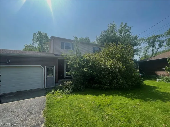 141 Mapleview Ct, New Middletown, OH 44442