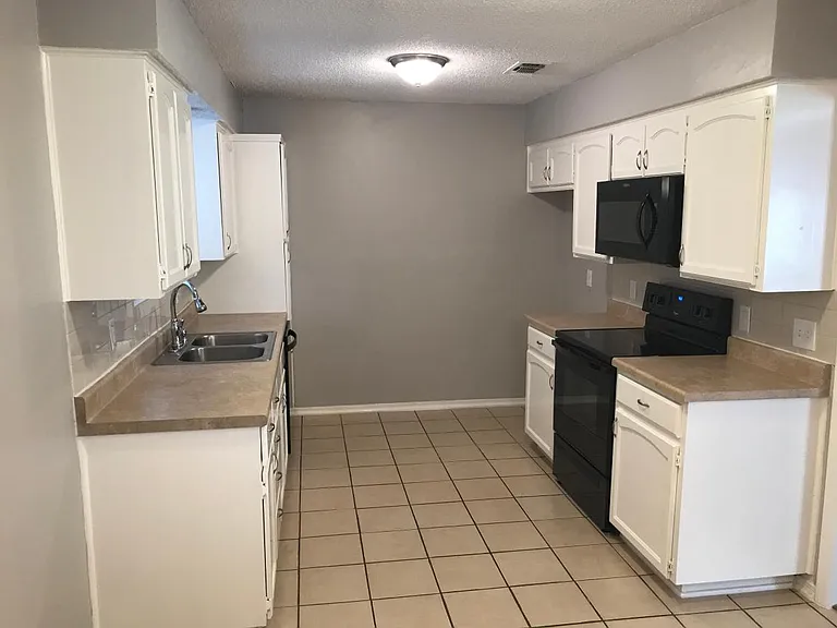 1029 Almond Dr — Photo 6