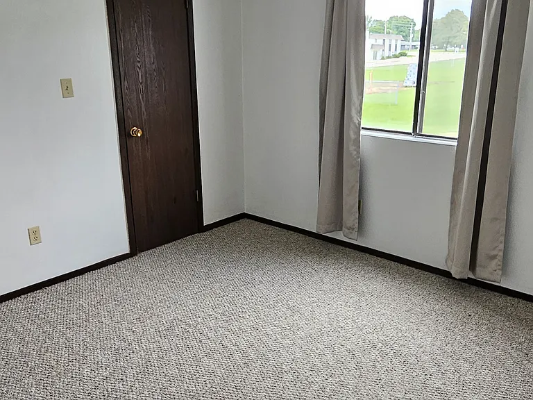 1240 Meadow Ln — Photo 9