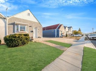 45 Nassau Ln, Island Park, NY 11558