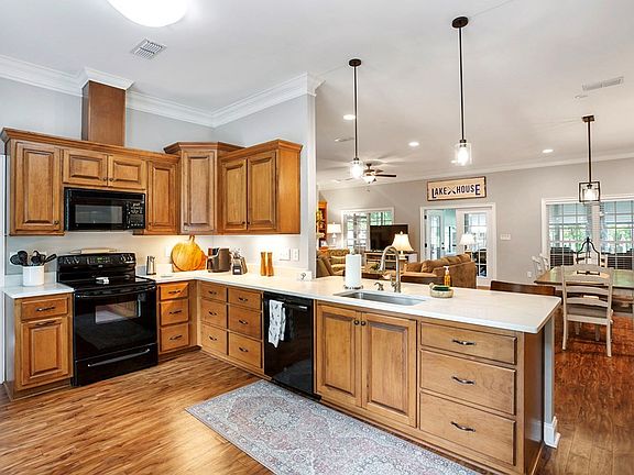 4th image of 30 Lakepoint Dr