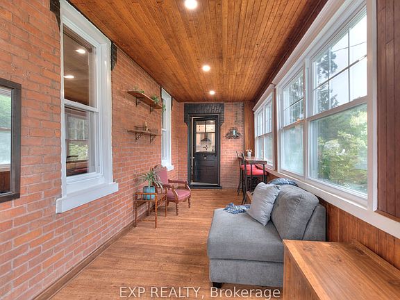 3rd image of 2027 Victoria St