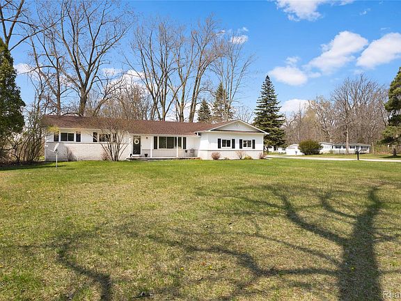 3rd image of 5837 Lakeshore Rd