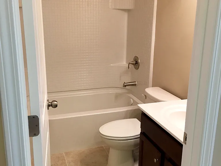 1055 Hampton Oaks Dr — Photo 17