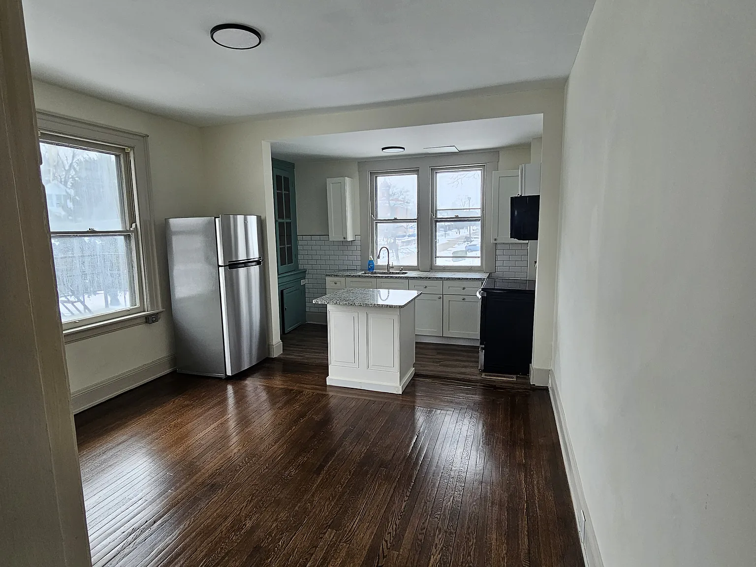 2346 Kenilworth Ave — Photo 2
