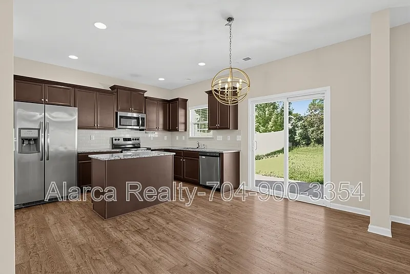 4 bed, 2.5 bath, 2230 sqft, $2,450 — Photo 4