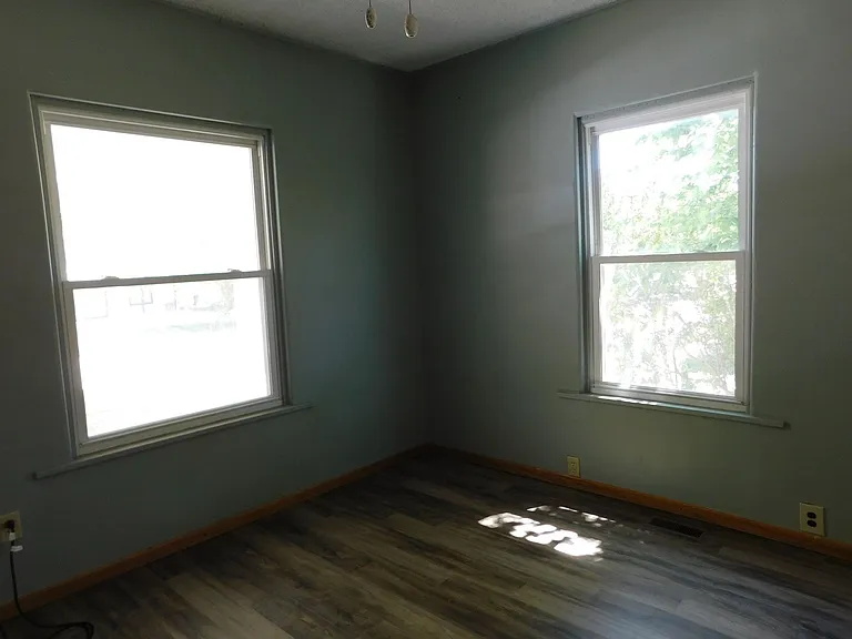113 S Oak St — Photo 6