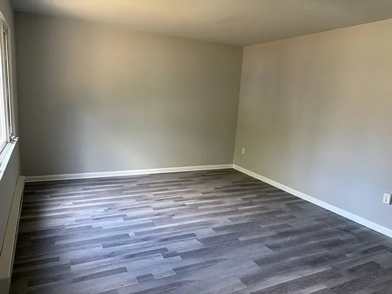 1090 Williamsburg Rd — Photo 3