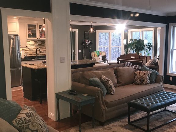Living area/kitchen