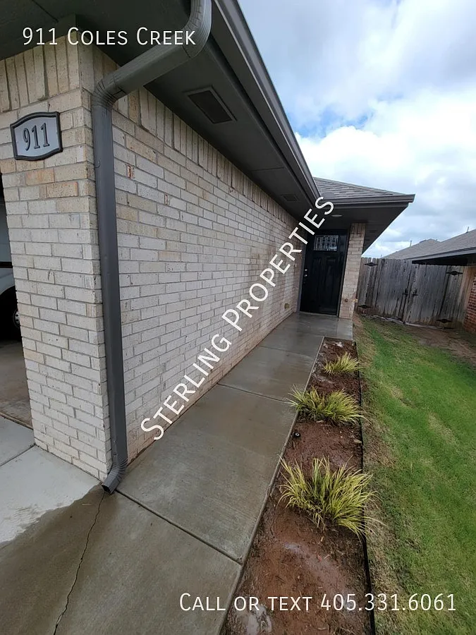 3 bed, 1300 sqft, $1,550 — Photo 1