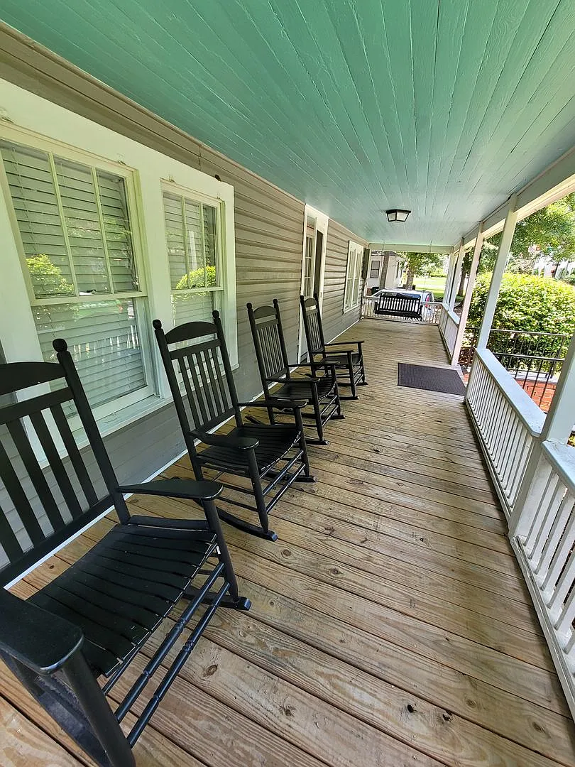 Move In Special!! Beautiful 3 Bedroom 2 Bath Home — Photo 2