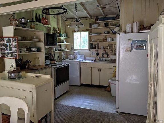 5th image of 42726 Ontario Ave