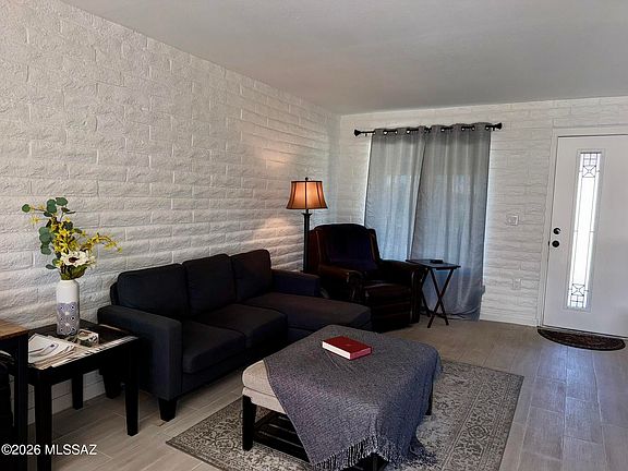 4th image of 312 E 5th Pl