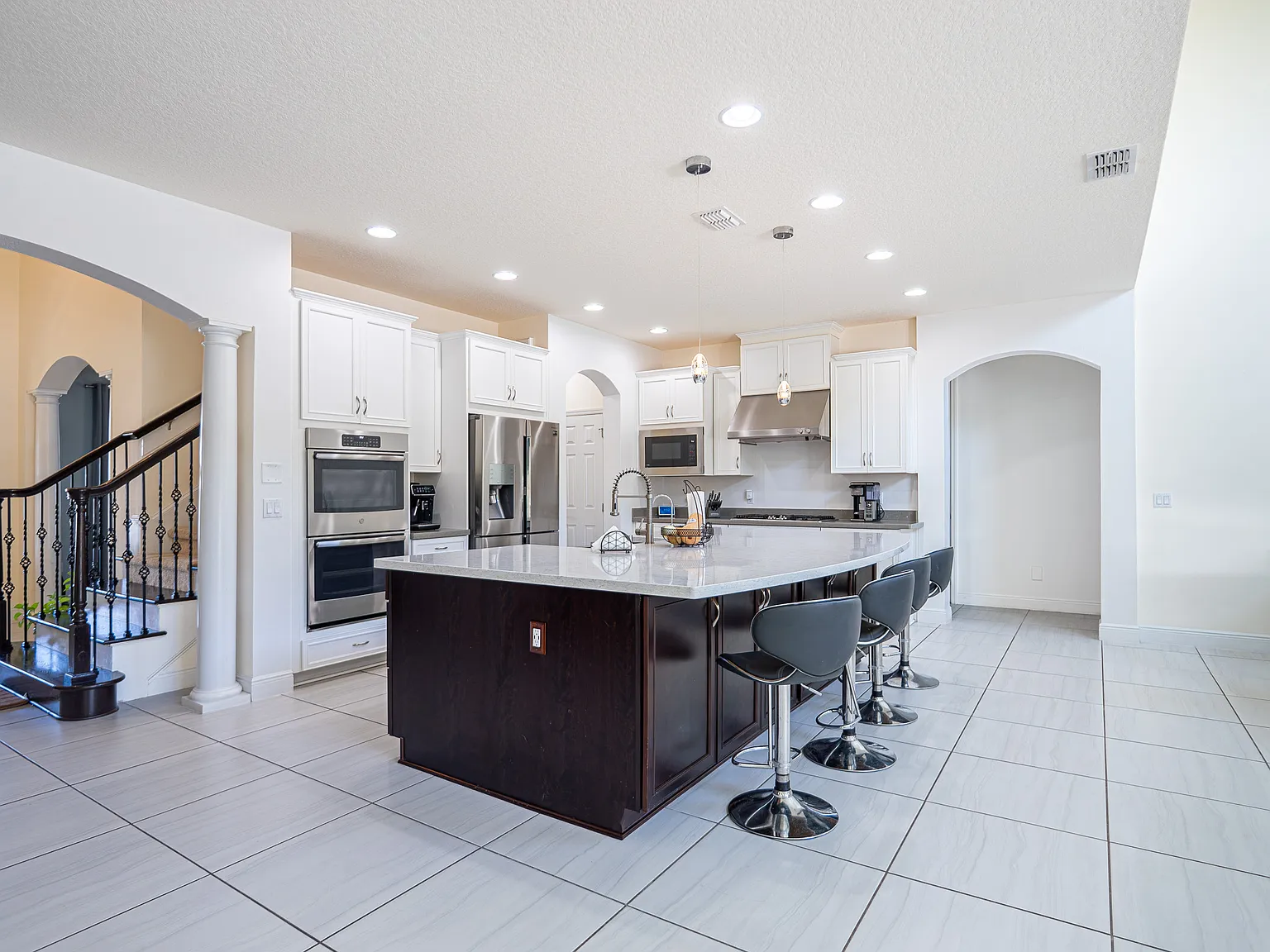 6 bed, 4809 sqft, $6,750 — Photo 2