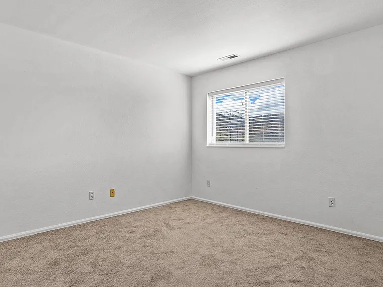 565 Redcliff Cir — Photo 19