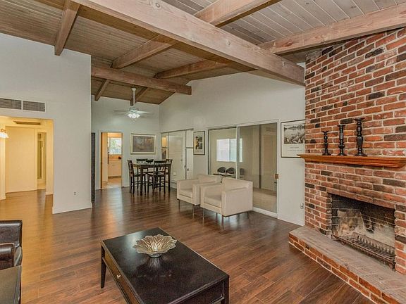 2nd image of 812 N Broadway St