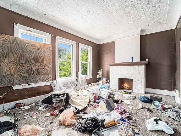 2nd image of 2728 W Buena Vista St